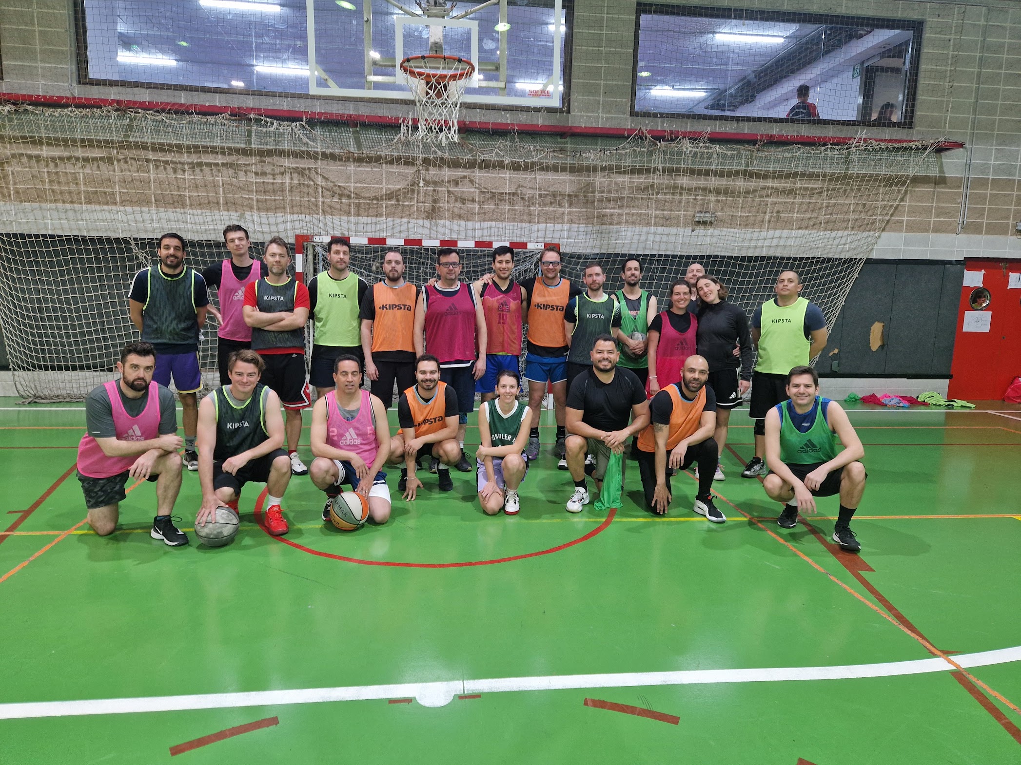 Jugadores adultos amateurs de baloncesto entrenando en Barcelona