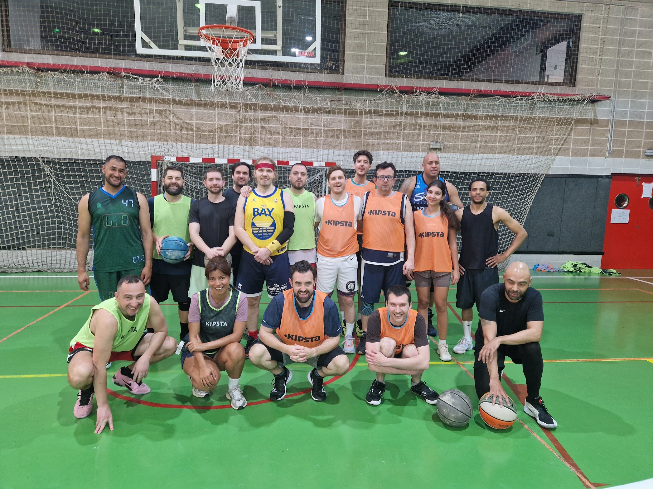 Partido de baloncesto amateur entre adultos en Barcelona
