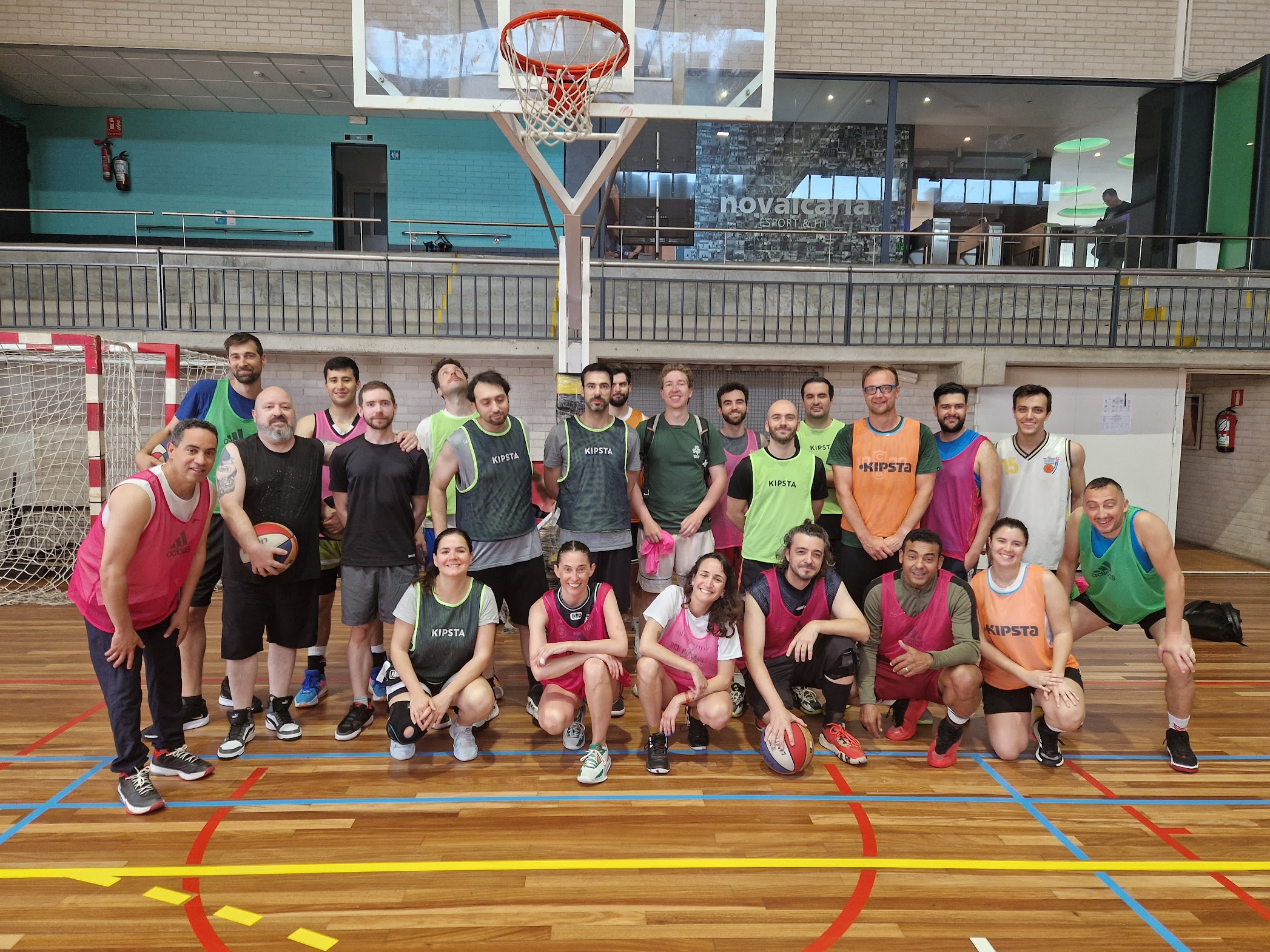 Jugadores y jugadoras de Barna Basket Club en pista